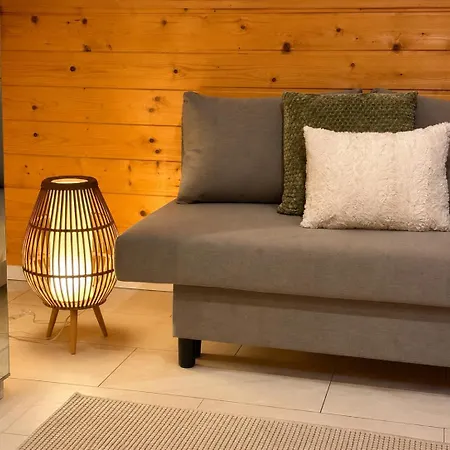 Mayer Wood Apartment *